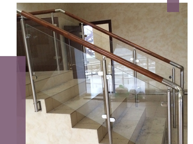 Комбинированные перила из металла и дерева в Балакове